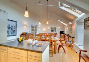 uma cozinha e sala de jantar com mesa e cadeiras em 8 The Maltings em Bamburgh