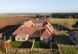 una vista aérea de una gran casa con techos rojos en Old Farm, en Warenford