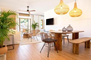 a dining room and living room with a table and chairs at Genteel Home Plaza Nueva Granada in Granada