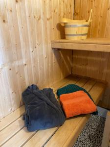 sauna z dwoma ręcznikami na drewnianej podłodze w obiekcie Die Pilgerbox, Tiny House trifft Urlaub w mieście Dahlem