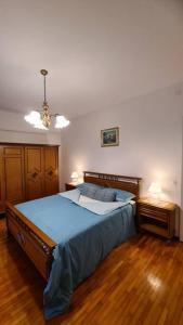 1 dormitorio con 1 cama grande y 2 mesitas de noche en Casa degli Ulivi 19, en Faedis