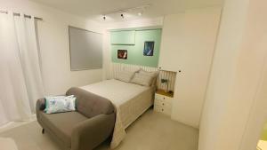 1 dormitorio pequeño con 1 cama y 1 silla en Liberdade SP a 250m do metrô, en São Paulo
