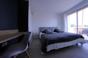 - une chambre avec un lit, un bureau et une fenêtre dans l'établissement House 35 minutes from Futuroscope, à Saint-Jean-de-Sauves
