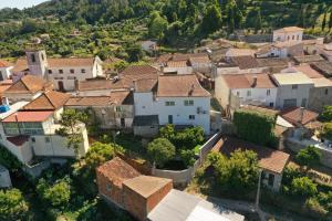 una vista aérea de un pueblo con casas en CASA DA `VÓ MICAS en Cardeal