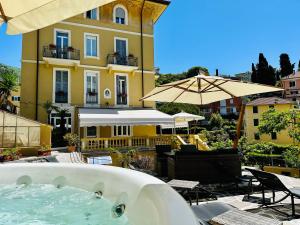 een grote plas water voor een gebouw bij Hotel Canali, Portofino Coast in Rapallo