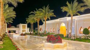 Club Reef Resort & Spa tesisinin dışında bir bahçe