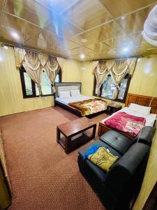 スカルドゥにあるHotel Golden Eyes & Restaurantのベッド2台とソファ1台がある部屋の航空写真