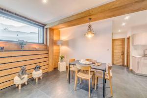 una cucina e una sala da pranzo con tavolo e sedie di Cosy apartment 2 - 6 persons a Tignes