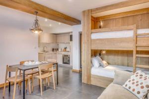 1 dormitorio con litera y comedor en Cosy apartment 2 - 6 persons, en Tignes 3 fotos más