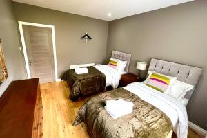 a room with two beds in a room at Fairways Villa Newcastle in Newcastle