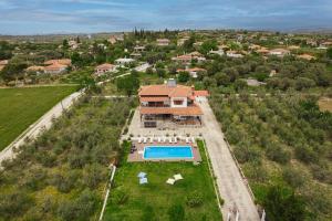 una vista aérea de una casa con piscina en Kalisun Pool House by Georgalas, en Nea Kalikratia