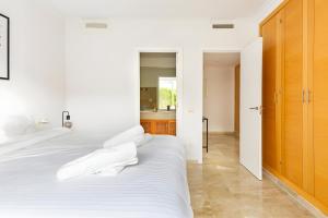 A bed or beds in a room at Luxury & Sunny Apartment with Breathtaking View in Marbella East Még 20 kép