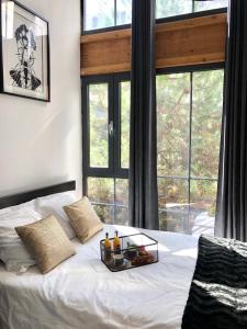 Ένα ή περισσότερα κρεβάτια σε δωμάτιο στο Magnifique LOFT Appartement Chalet Climatisé Buttes Chaumont