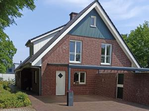 a red brick building with a white door at Moderne Ferienwohnung "Adriane" mit gehobener Ausstattung - Top bewertet in Nordhorn