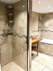 Ένα μπάνιο στο Magnifique LOFT Appartement Chalet Climatisé Buttes Chaumont