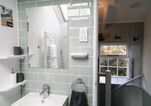 毛斯爾的住宿－Molly Muppet，一间带水槽和镜子的浴室