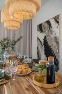 un tavolo in legno con bicchieri di vino e cibo di Meridiem Holiday Home in Dubrovnik region a Gruda