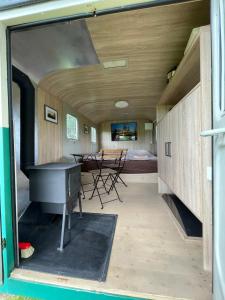 uma vista para o interior de uma pequena casa em Residence Safari Resort - Magic Bus em Borovany