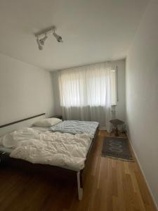 ein kleines Schlafzimmer mit einem Bett und einem Fenster in der Unterkunft Ferienwohnung Kempten (Allgäu) in Breiten