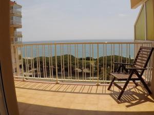 マルグラット・デ・マルにあるRECONNECTAR Malgrat de Mar Garbí Iの椅子があり海が見えるバルコニー