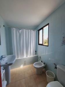 y baño con lavabo y aseo. en Apartamentos Mar Bella en Es Cana