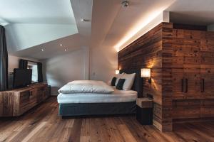 Łóżko lub łóżka w pokoju w obiekcie Hotel Chalets Grosslehen