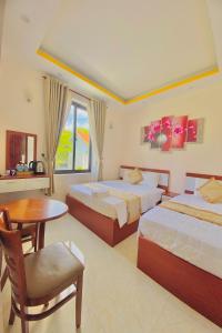 Postel nebo postele na pokoji v ubytování Phuc Con Son Hotel + 37 fotografií