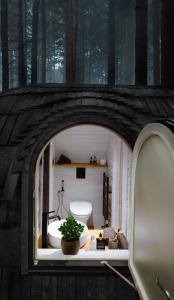 bagno con vasca e servizi igienici nel bosco di Igluhut Four Seasons a Pfarrwerfen
