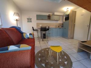 uma sala de estar com um sofá e uma mesa em Charmante maison de vacances, 4P, piscines, proche Gohaud em Saint-Michel-Chef-Chef