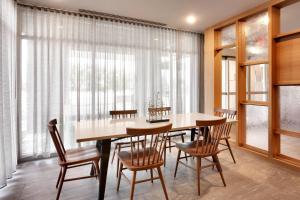 uma sala de jantar com mesa e cadeiras em Fairfield Inn & Suites by Marriott Livingston Yellowstone em Livingston