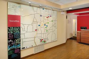 un mapa grande en una pared de una oficina en TownePlace Suites by Marriott Fayetteville N / Springdale en Johnson