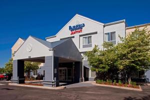 un gran edificio blanco con un cartel de hotel en Fairfield Inn & Suites by Marriott Denver Tech Center/ South en Highlands Ranch