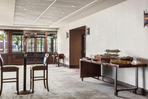 伯靈頓的住宿－Delta Hotels by Marriott Burlington，酒店大堂提供自助餐,餐桌上供应自助餐