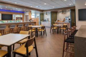 ein Restaurant mit Tischen und Stühlen und eine Bar in der Unterkunft Fairfield Inn & Suites by Marriott Wenatchee in Wenatchee