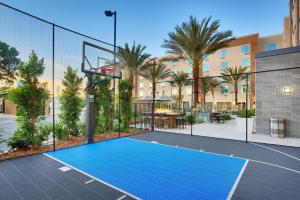 a tennis court with a basketball hoop at TownePlace Suites by Marriott Los Angeles LAX/Hawthorne in Hawthorne