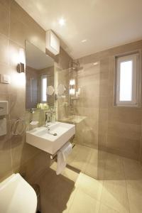 Olive Family Suites - Hotel & Resort Adria Ankaran的一间浴室