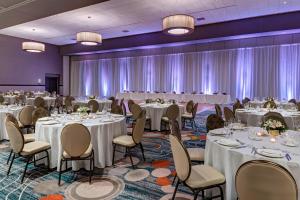 uma sala de conferências com mesas, cadeiras e cortinas em Sheraton Austin Georgetown Hotel & Conference Center em Georgetown