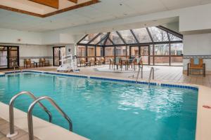 a swimming pool in a hotel with a view of a building at Courtyard by Marriott Fairfax Fair Oaks in Fairfax