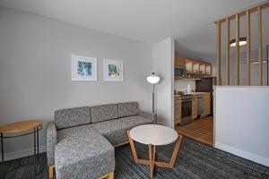 LakesideにあるTownePlace Suites by Marriott Fall River Westportのリビングルーム(ソファ、テーブル付)