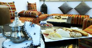 - un plateau de nourriture sur une table dans le salon dans l'établissement Dar Yan, à Errachidia