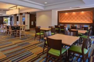 ein Esszimmer mit Holztischen und -stühlen in der Unterkunft Fairfield Inn & Suites by Marriott Anderson Clemson in Anderson