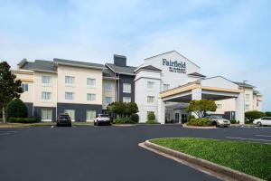 un hotel con coches estacionados en un estacionamiento en Fairfield Inn & Suites by Marriott Anderson Clemson en Anderson