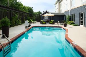 una piscina con agua azul en un patio trasero en Fairfield Inn & Suites by Marriott Anderson Clemson, en Anderson