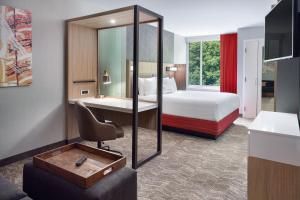 Habitación de hotel con cama y escritorio en SpringHill Suites by Marriott Atlanta Northwest, en Atlanta