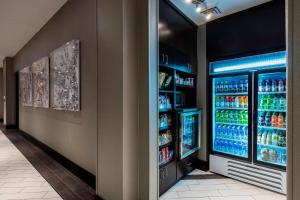 un refrigerador lleno de bebidas en un restaurante en Residence Inn by Marriott Boston Logan Airport/Chelsea, en Chelsea