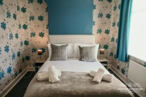 巴羅弗內斯的住宿－Ainslie St by Prestige Properties SA，一间卧室配有带毛巾的床
