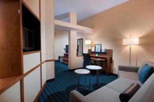 Fairfield Inn and Suites Charleston North/University Area tesisinde bir oturma alanı