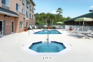 a swimming pool in the middle of a courtyard at Fairfield Inn and Suites Charleston North/University Area in Charleston