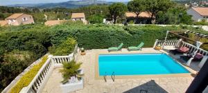 a swimming pool in the middle of a yard at Villa T3 à 10' de Cassis - Piscine privée et cuisine d'été extérieure in Carnoux