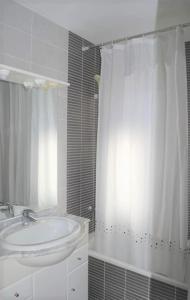 Koupelna v ubytování Villa Cala Llobeta 4C-11